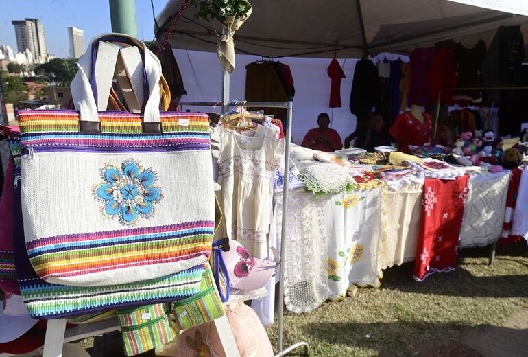 El ñandutí es también protagonista de varios stands de artesanías.