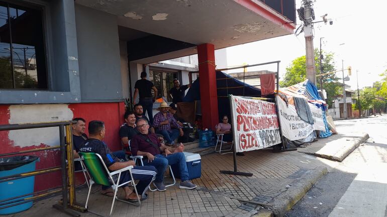 Guardiacárceles en huelga de hambre exigen seguridad ante amenazas constantes que reciben de los presos