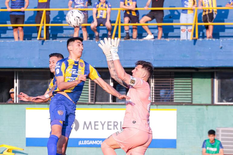 El argentino Gaspar Servio, arquero de Tacuary, sale a descolgar un centro en el partido contra Sportivo Luqueño por la décima jornada del torneo Clausura 2023 del fútbol paraguayo en el Feliciano Cáceres, en Luque.