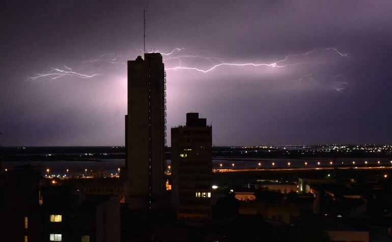 Imagen de archivo y referencias: una tormenta eléctrica en la capital.