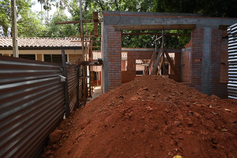Un enorme montículo de tierra se observa entre el vallado de chapas y la construcción que se inició, pero está sin terminar en la escuela República de Panamá.