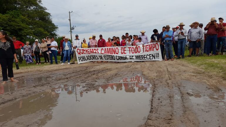 Pobladores de Estero Cambá, distrito de San Juan de Ñeembucú, protestan hoy para exigir a la autoridades un camino de todo tiempo.