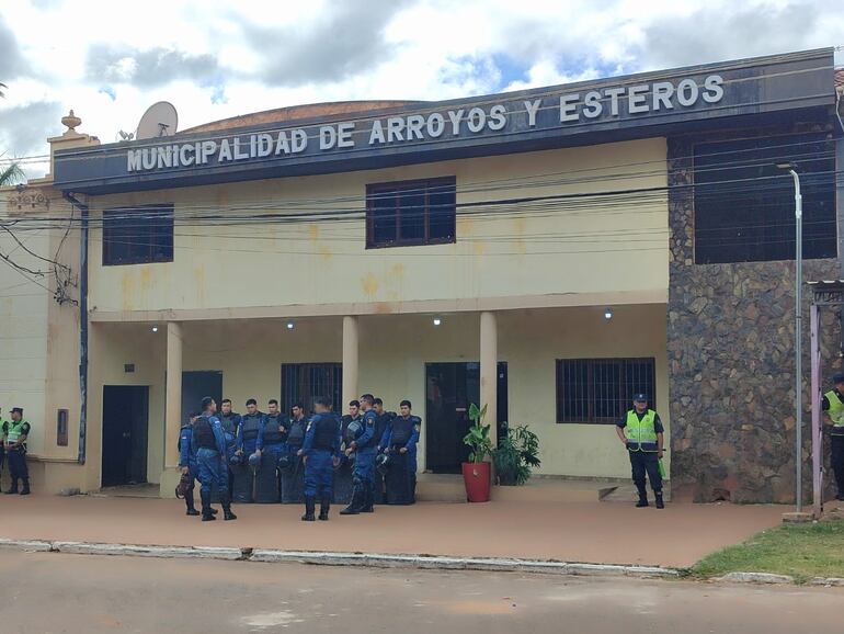 La Muncipalidad de Arroyos y Esteros Esteros estuvo custodiada numerosos agentes de la Policia Nacional y la Unidad de Fuerzas Especiales de la Geo.