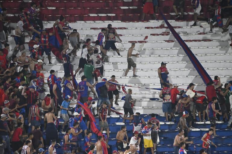 Los incidentes entre los barras de Cerro Porteño en la Gradería Norte durante el partido ante 2 de Mayo en el estadio Defensores del Chaco, en Asunción.