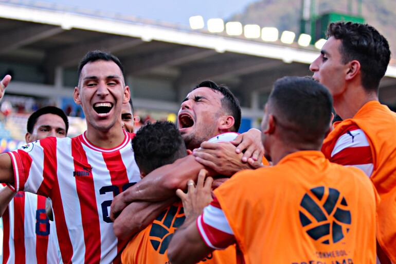 Los jugadores de la selección paraguaya Sub 23 festejan un gol en el partido contra Brasil en el Preolímpico 2024 en el estadio Brígido Iriarte, en Caracas, Venezuela.