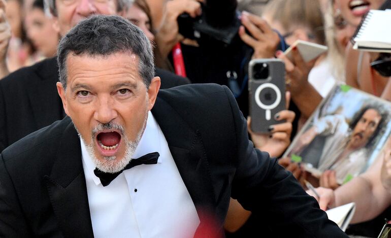 Venice (Italy), 30/08/2024.- Spanish actor Antonio Banderas signs autographs as he arrives for the premiere of 'Babygirl' during the 81st Venice Film Festival in Venice, Italy, 30 August 2024. The movie is presented in official competition 'Venezia 81' at the festival running from 28 August to 07 September 2024. (Cine, Italia, Niza, Venecia) EFE/EPA/ETTORE FERRARI
