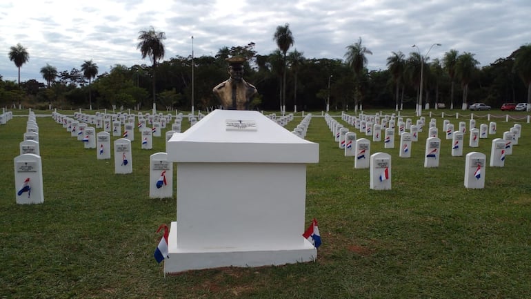 En el memorial Defensores del Chaco, descansa los restos del Tte. 1º Inf. Adolfo Marcial Rojas Silva, quien fue el primer mártir de la Guerra del Chaco en el Fortín Sorpresa.