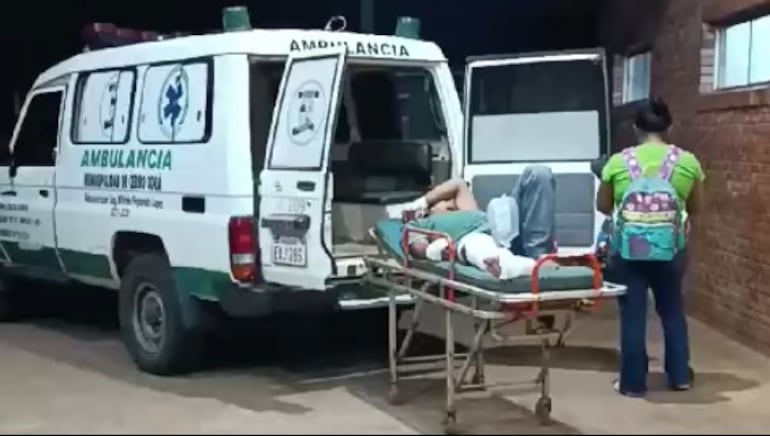 El paciente se quedó esperando en la camilla cerca de la ambulancia. (captura de vídeo).