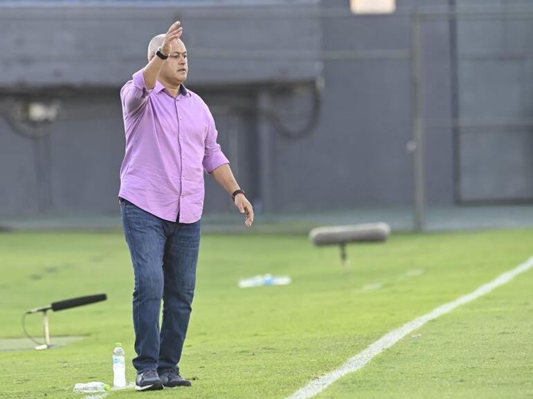 El paraguayo Francisco Arce, entrenador de Olimpia, ene le partido contra Guaraní por la quinta fecha del torneo Clausura 2023 del fútbol paraguayo en el estadio Defensores del Chaco, en Asunción.