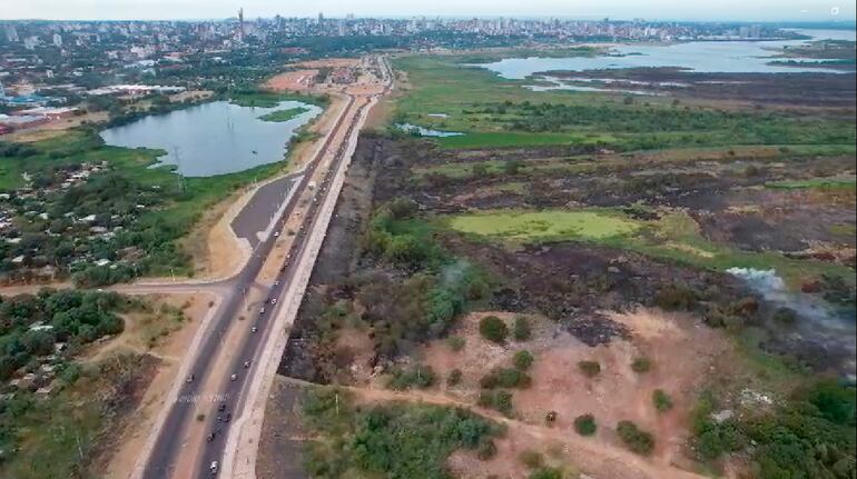 Así quedó el banco San Miguel en la Costanera de Asunción luego del incendio.