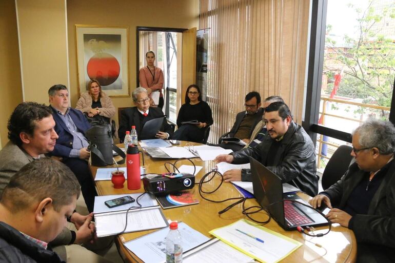 Comisión de Intervención Municipal de Diputados escuchó al intendente de Caapucú Gustavo Penayo y antes a los ediles denunciantes.