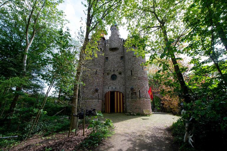 Lord Gregorious, un hombre de 76 años. -viejo holandés que ha construido él solo un castillo de estilo romano de cinco pisos en su jardín trasero, con caballeros, damiselas y un dragón reluciente hecho de metal reciclado. 