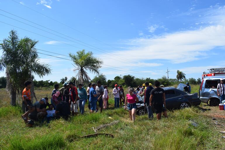 El conductor del automóvil Nissan Sunny, Esteban Benítez, es asistido por los bomberos.