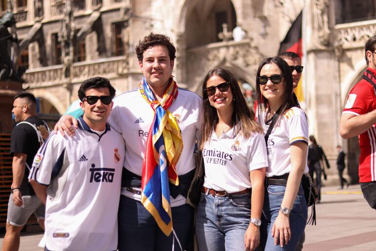 Los aficionados de Real Madrid se concentran en las calles de Múnich en las horas previas al encuentro de ida en las semifinales de la Liga de Campeones contra Bayern Múnich.