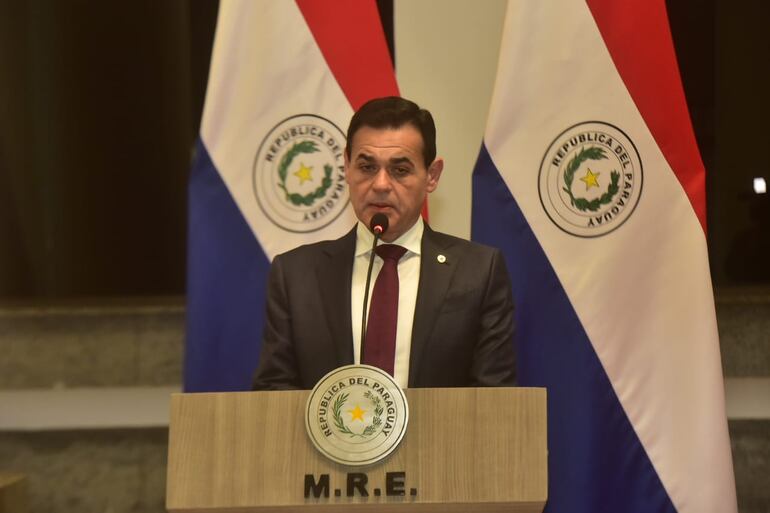 Rubén Ramírez Lezcano, ministro de Relaciones Exteriores, en conferencia de prensa aclarando los puntos tras confusión en reunión entre Santiago Peña, Presidente de la República de Paraguay y Sergio Massa, ministro de Economía de Argentina.