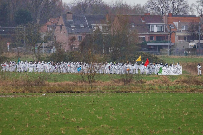 Activistas del colectivo "Código Rojo" bloquearon dos aeropuertos de Bélgica.