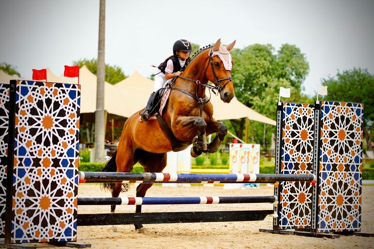 La pequeña amazona Hillary Kyara Hicks (7) será protagonista del ránking en categoría 0.80 m.