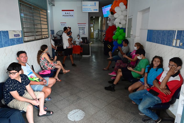 Pacientes esperan turno en el Hospital General de Barrio Obrero.