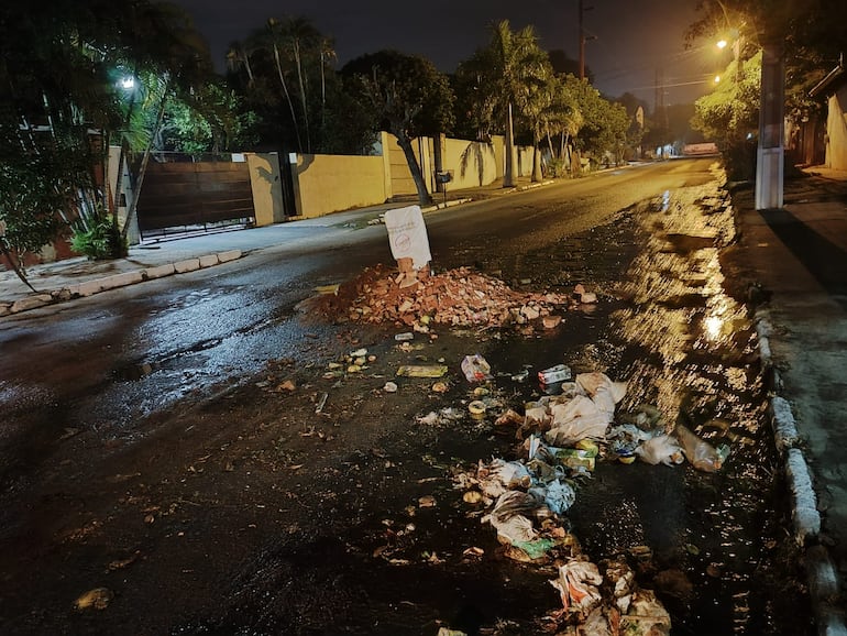 Esta montaña de escombros en medio de una calle ocasionó un accidente de tránsito en el barrio Villa Virginia de Lambaré.