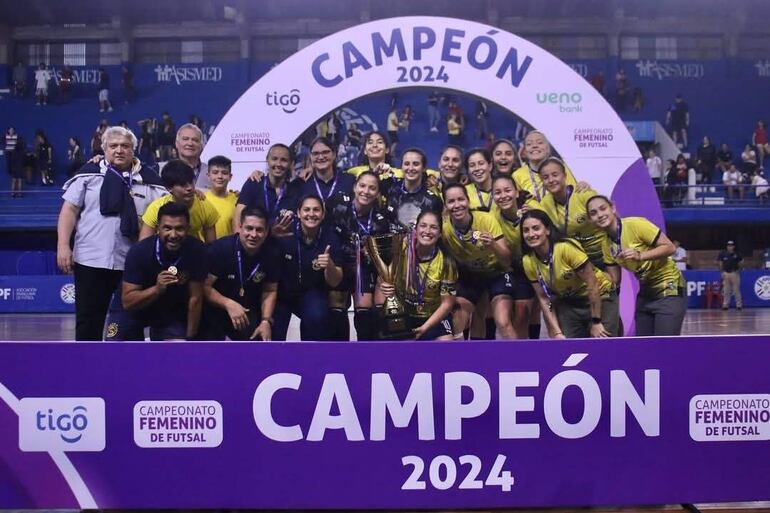 Equipo completo de Sport Colonial que se consagró campeón del futsal femenino y que aseguró su presencia en la Copa Libertadores del próximo año.