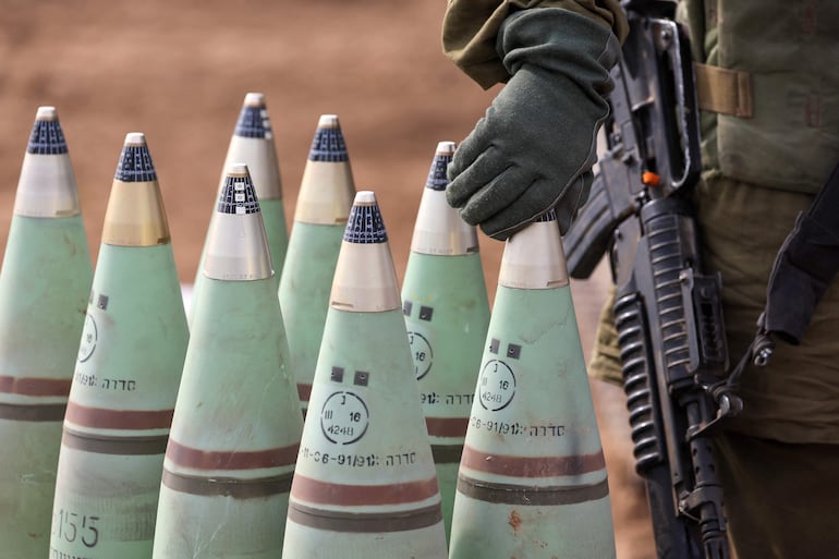 Un soldado israelí prepara sus armamentos en el frontera con la Franja de Gaza.  (AFP)