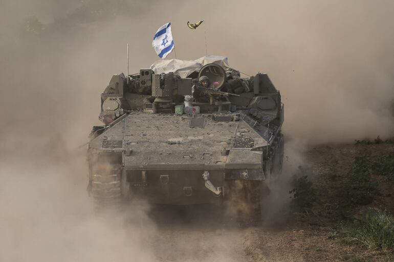 Un tanque israelí cerca de la frontera con la Franja de Gaza, el lunes.