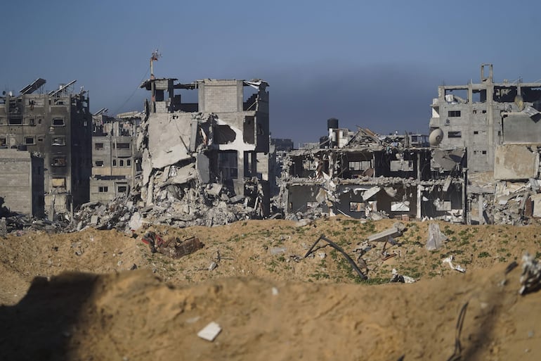 Edificios reducidos a escombros, fachadas agujereadas por el impacto de metralla de gran calibre y un océano de devastación es la imagen que persiste a lo largo de todo un recorrido por Yabalia, norte de la Franja de Gaza, al que la Agencia EFE tuvo acceso empotrado con el Ejército israelí.
