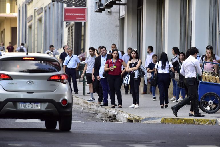 Así se encuentran a diario las improvisadas "paradas" de colectivos. Los usuarios del transporte público aguardan sin ningún tipo de refugio, durante varias horas, hasta la llegada de un bus abarrotado al cual subir para viajar hacinados.