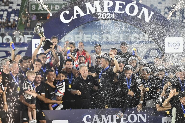 Los jugadores de Libertad celebran con el trofeo de campeón la conquista de la Copa Paraguay 2024 en el estadio Defensores del Chaco, en Asunción, Paraguay.