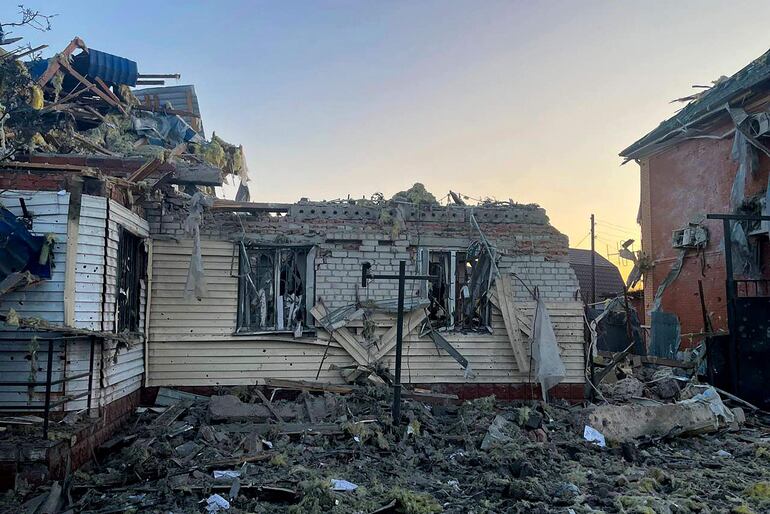 Los daños en la ciudad de Sudzha causados ​​por los bombardeos de las fuerzas ucranianas en la región rusa de Kursk. Ucrania anunció el miércoles la evacuación obligatoria de miles de personas de una zona fronteriza situada frente a la región rusa de Kursk, donde las tropas de Kiev lanzaron una incursión la víspera.