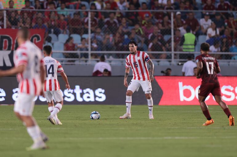 Gustavo Gómez, capitán de Paraguay, controla el balón ante los jugadores de Venezuela.