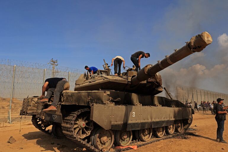 Palestinos toman control de un tanque israelí luego de cruzar la frontera desde Khan Yunis en la Franja de Gaza.