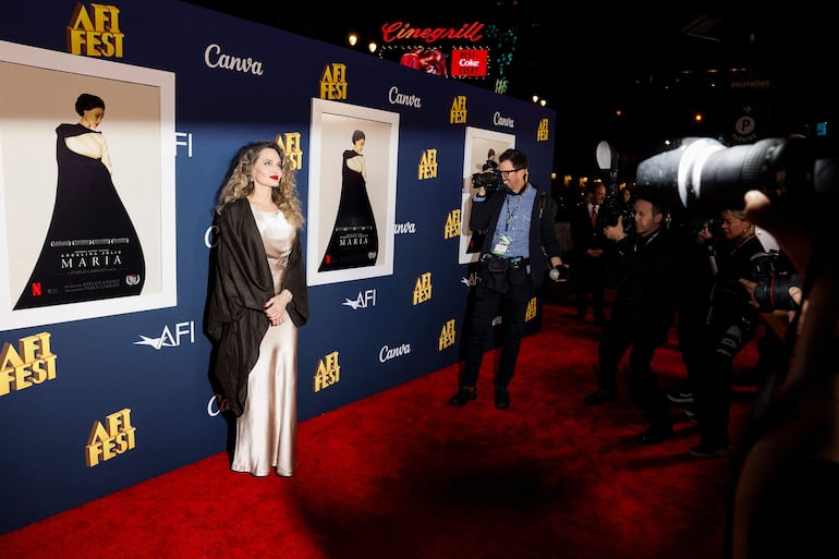 Angelina Jolie fue blanco de todos los flashes de los medios presentes en el AFI Fest para la premier de "María". (ETIENNE LAURENT / AFP)