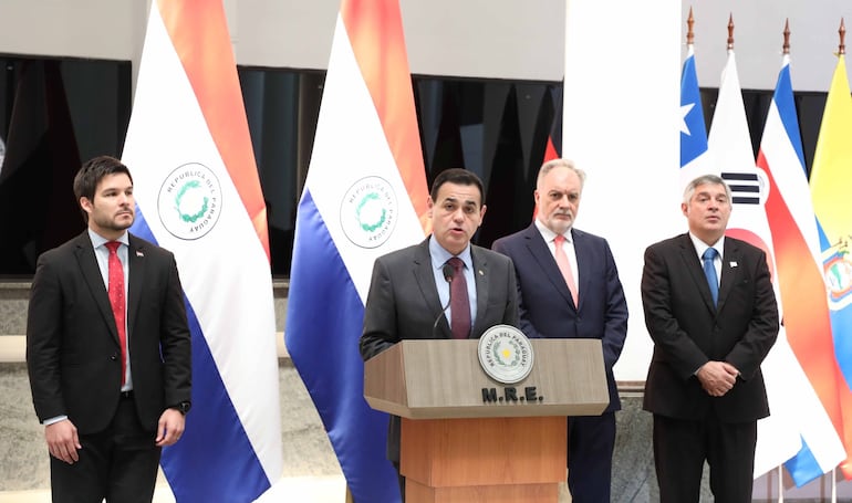 El canciller nacional, Rubén Ramírez Lezcano, durante la conferencia de prensa en la cual anunciaron un conseso con la UE.