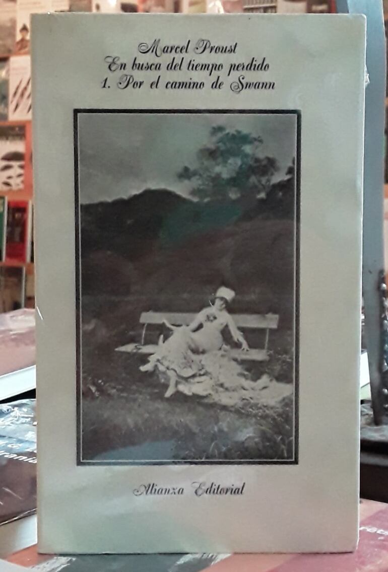 “En busca del tiempo perdido”, del escritor francés Marcel Proust, es una novela publicada en siete volúmenes entre 1913 y 1927. Considerada una obra maestra de la Literatura del siglo XX, la obra sigue a un narrador anónimo a medida que este visita sus recuerdos desde la niñez hasta su llegada a la adultez.