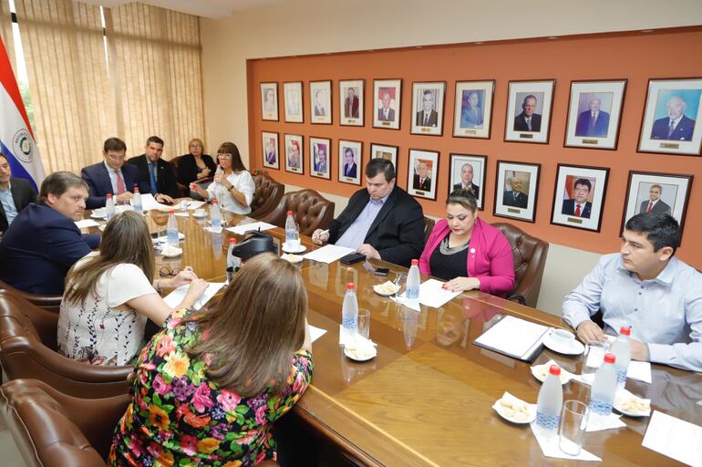 Reunión de la Mesa Directiva del Senado con líderes y vicelíderes, tras archivo del plan que pretendía derogar el convenio de financiación de la Unión Europea.