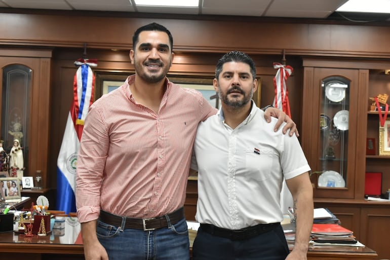 Luis Fernando Bernal, presidente de Essap, y Óscar "Nenecho" Rodríguez, intendente de Asunción, se reunieron nuevamente ayer para volver a tratar trabajos conjuntos en torno a los baches y los caños rotos.