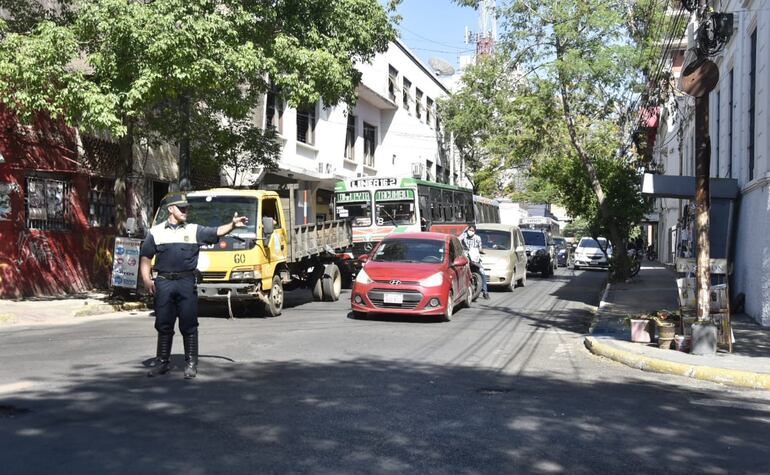 Pese a que los campesinos decidieron no marchar sobre el microcentro este martes, la Policía cercó varias calles de la zona céntrica.