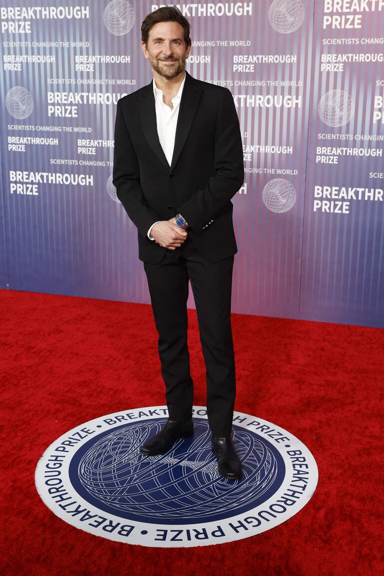 El actor Bradley Cooper, elegante y con una sonrisa, pasó por la red carpet de los Breakthrough Prize en Los Ángeles, California. (EFE/EPA/CAROLINE BREHMAN)
