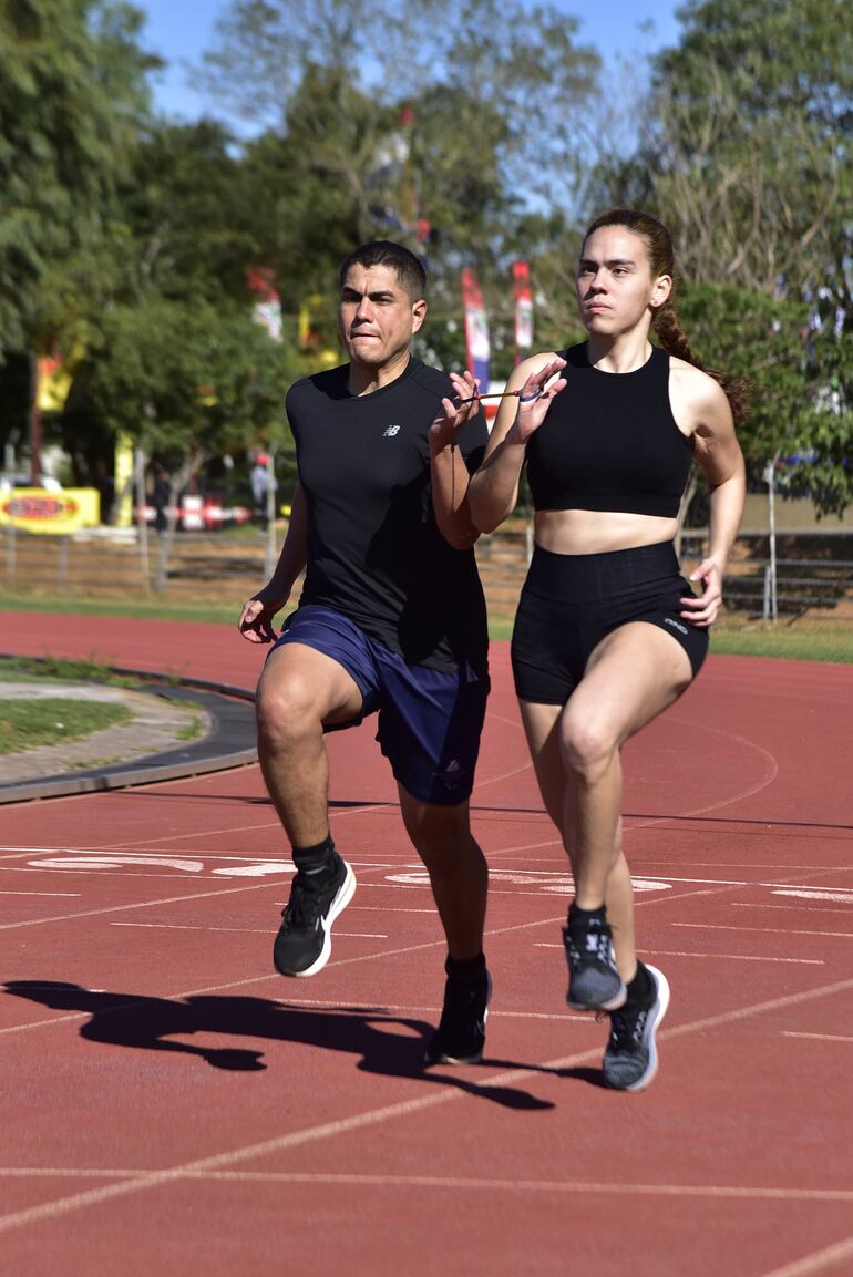 Víctor Duarte Adorno y Melissa Tillner se entrenan en la pista de la Secretaría Nacional de Deportes.