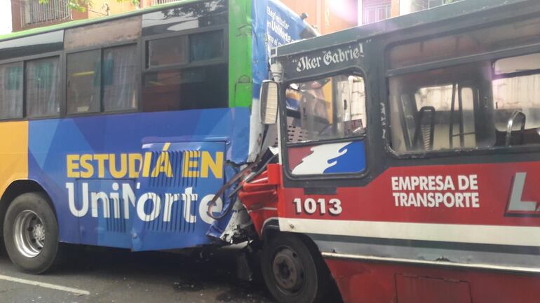 Un bus de la línea 16 impactó contra otro de la línea 56.