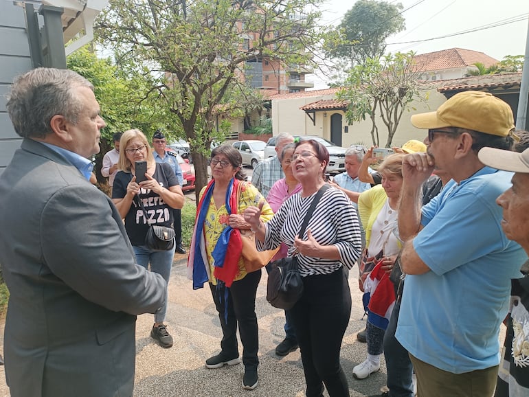 Carlos Liseras, presidente de Conajzar, salió de su oficina para reunirse con los quinieleros que se manifestaban. Informó que existe  voluntad política de desmonopolizar los juegos de azar.