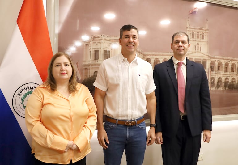 La titular de la Seprelad, Liliana Alcaraz (izq.) visitó ayer al presidente Santiago Peña, en Mburuvicha Róga.