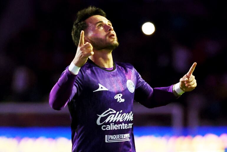 Josué Colmán celebra su gol para el Mazatlán, que le ganó por 3-0 al Pachuca.