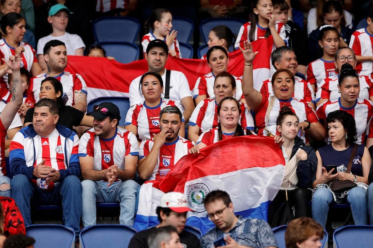 Hinchas paraguayos alentando a la Selección Sub23, durante la victoria ante Israel.