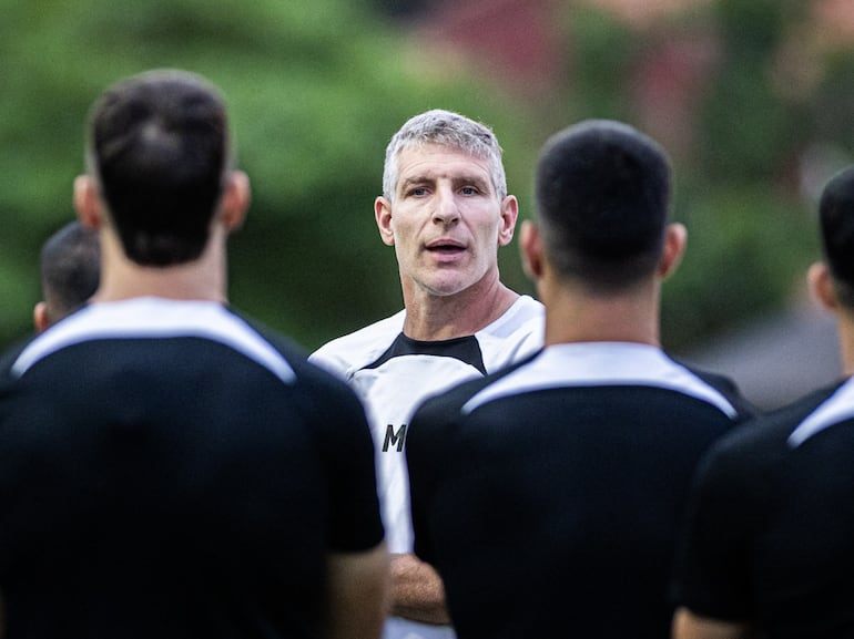 El argentino Martín Palermo, entrenador de Olimpia, conversa con los jugadores previo al entrenamiento del plantel en la Villa Olimpia, en Asunción.