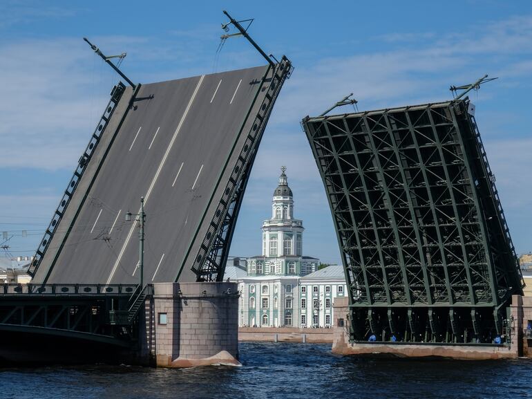 Puente levadizo en San Petesburgo, Rusia.