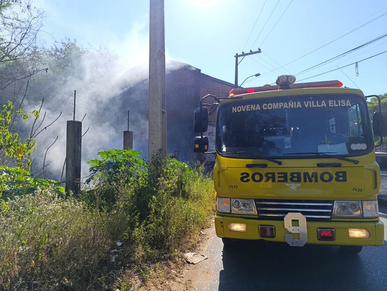 Bomberos Voluntarios de la ciudad de Villa Elisa intervinieron para el control de las llamas en el predio aledaño al depósito fiscal de San Lorenzo.