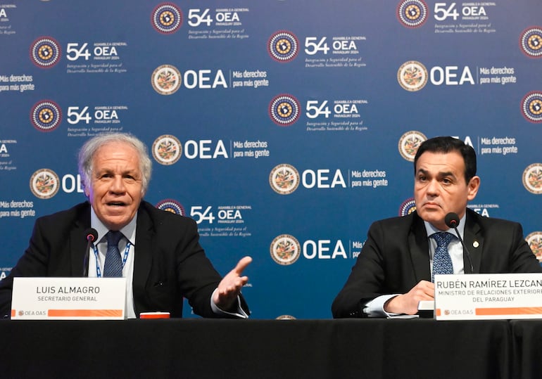 El secretario general de la OEA, Luis Almagro (i), y el canciller nacional, Rubén Ramírez Lezcano, anoche, durante la conferencia de presentación del desarrollo del evento continental que se cumplirá en Asunción y en Luque.