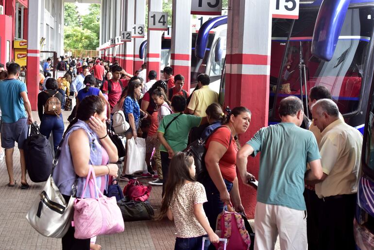 Personas se aglomeran para abordar los colectivos, en la Estación de Buses de Asunción, con intención de iniciar el Año Nuevo con familiares y amigos.